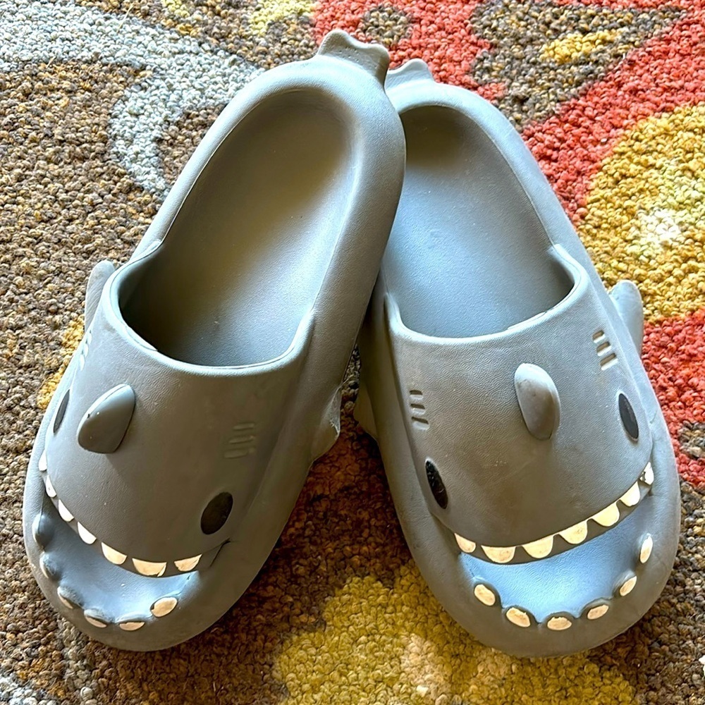 Adult 40-41 Shark Slides (7.5)
